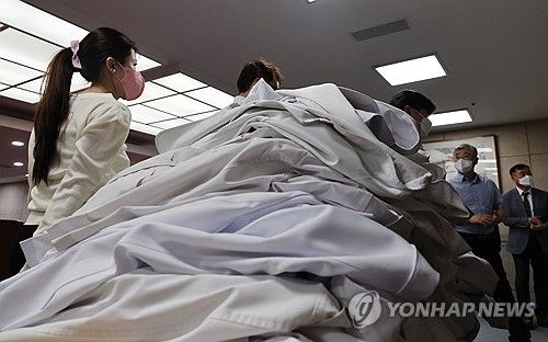 가운 벗은 의사들