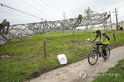 17일(현지시간) 미 텍사스 휴스턴의 한 송전탑이 폭풍에 완전히 쓰러져 있다.
