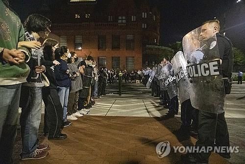 경찰과 대치 중인 유펜 반전 시위대