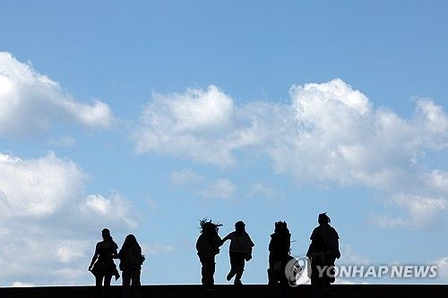 머리카락 휘날리도록