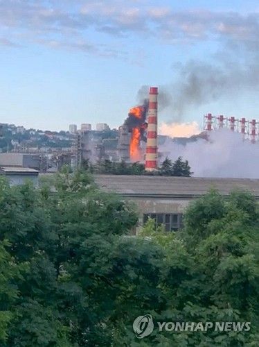17일(현지시간) 러시아 투압세 정유소가 우크라이나 공습에 불타는 모습