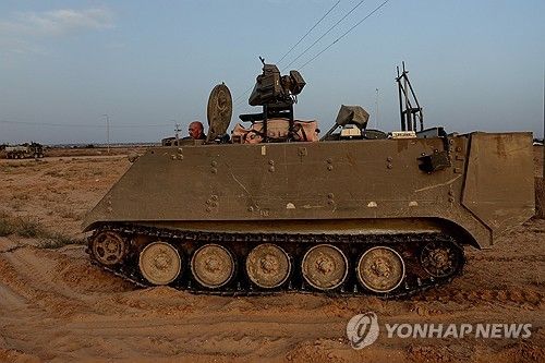 가자지구 최남단 라파 인근 케렘 샬롬에서 이동 중인 이스라엘 전차
