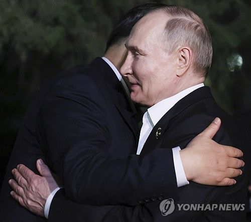 포옹하는 중·러 정상