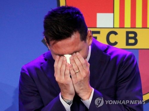 바르셀로나를 떠나면서 눈물짓는 리오넬 메시