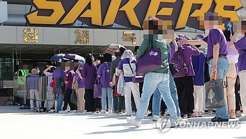 '공연 강행' 김호중 콘서트에 줄 선 팬들