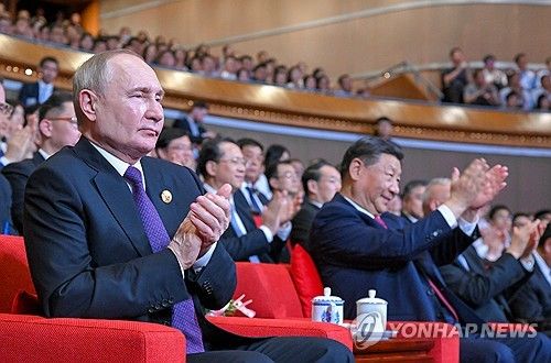 중·러 수교 75주년 기념 공연을 관람하는 양국 정상