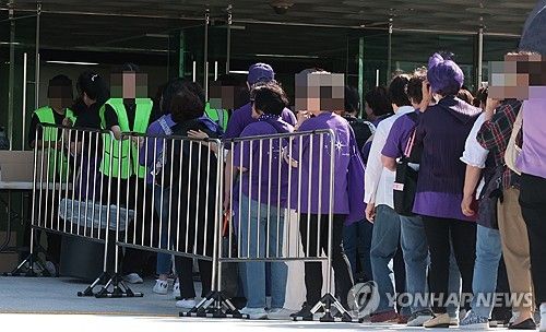 '공연 강행' 김호중 콘서트 줄 선 팬들