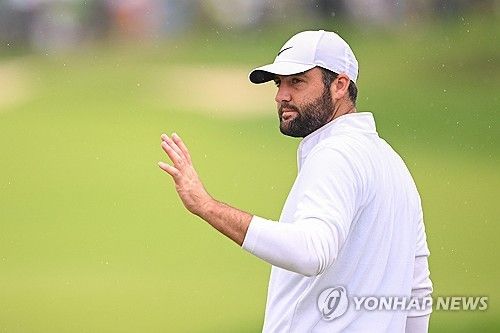 2라운드 18번 홀 그린에서 인사하는 셰플러