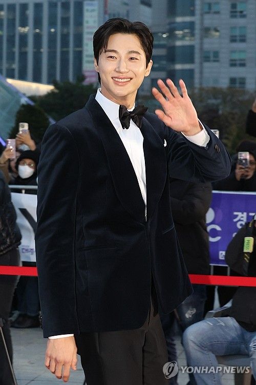 변우석, 팬 향해 손인사