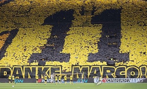 마르코 로이스에게 감사 인사를 전한 도르트문트 홈 팬들