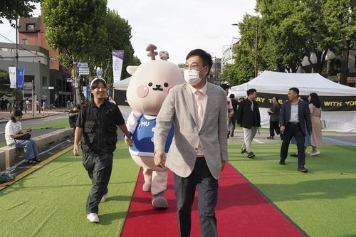 2023년 차 없는 거리를 둘러보는 정문헌 종로구청장