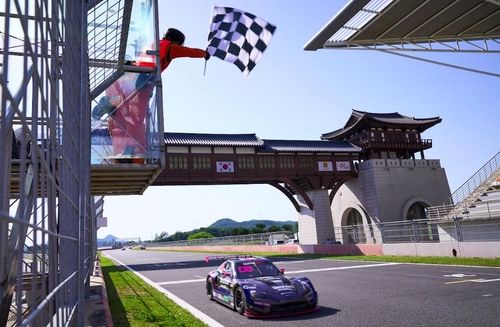 가장 먼저 체커기를 받는 장현진(서한GP)의 머신