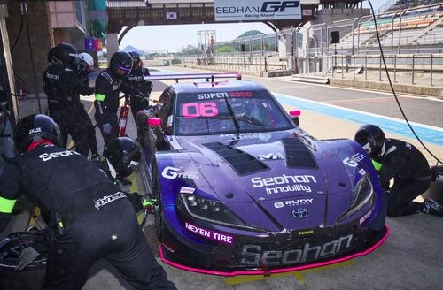 피트에서 타이어 교체와 급유하는 장현진(서한GP)의 머신