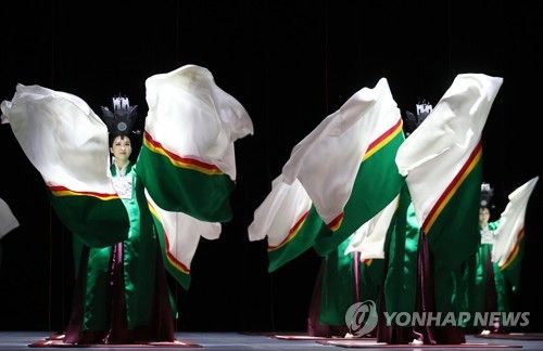 창작공연 '일무' 중 '춘앵무'