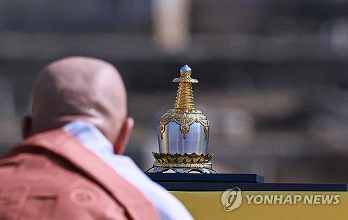 '은제도금 라마탑형 사리구' 재현품