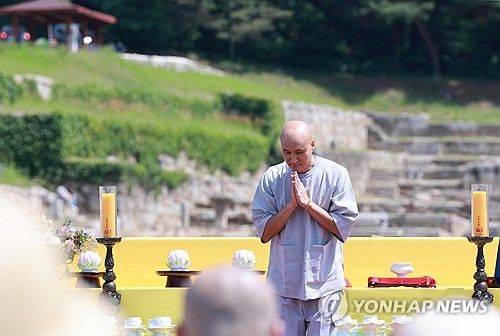 헌다 후 합장 인사하는 뉴진스님