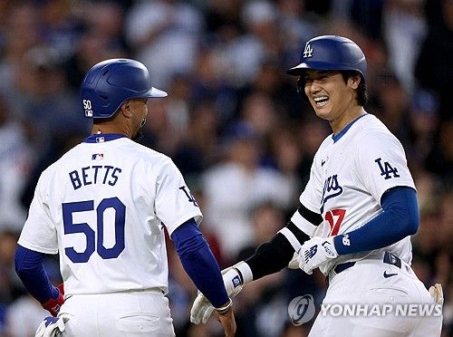 환하게 웃는 베츠와 오타니