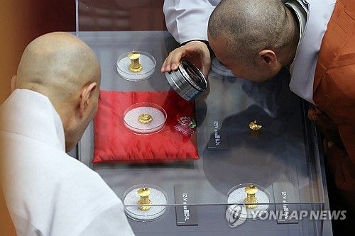 보스턴박물관에서 귀환한 사리 친견하는 스님들