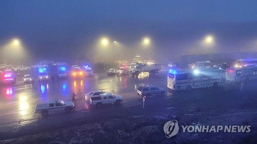 에브라힘 라이시 대통령의 헬기 추락 지점 부근의 구급차