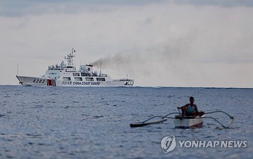 남중국해에서 필리핀 어선 차단하는 중국 해경선