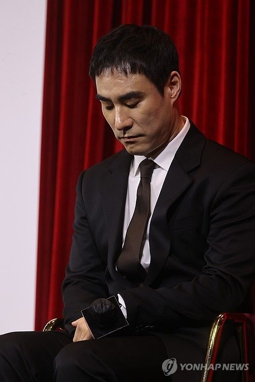 굳은 표정의 배성우