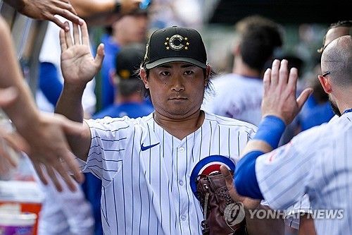 더그아웃에서 동료의 환영받는 이마나가 