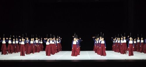 '일무' 공연을 마친 뒤 무대인사를 하는 서울시무용단원들