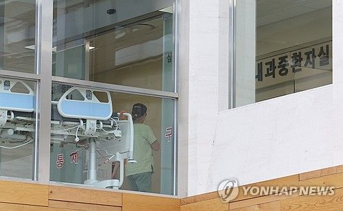 중환자실 들어서는 의료인