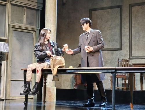 연극 '클로저' 하이라이트 시연 중인 앨리스 역의 안소희와 댄 역의 유현석