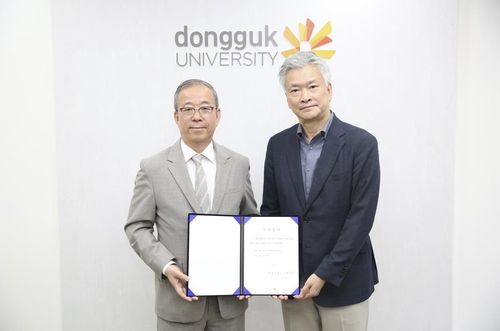 윤재웅 동국대 총장(왼쪽)과 임각균 이트너스 대표(오른쪽)