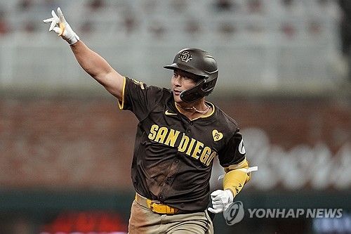 솔로 홈런을 때린 김하성