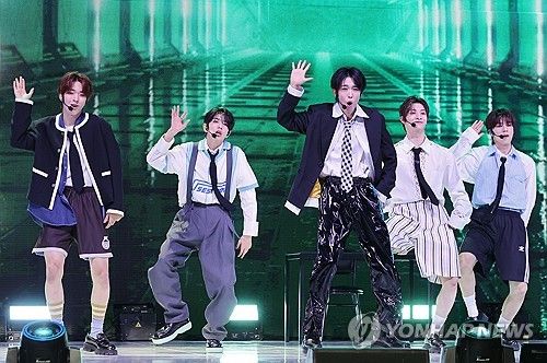신인 보이그룹 넥스지 '화려한 무대'