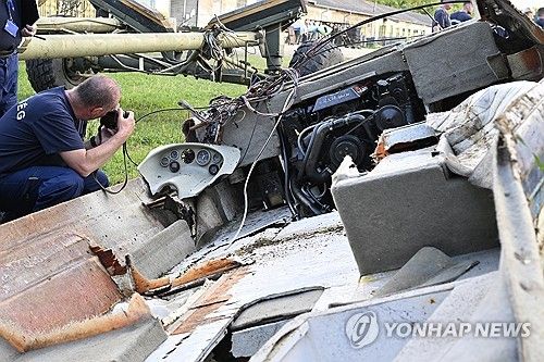 유람선 하이델베르크호와 충돌해 가라앉았다가 강밖으로 견인된 소형 보트