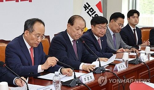 발언 마친 황우여 비대위원장