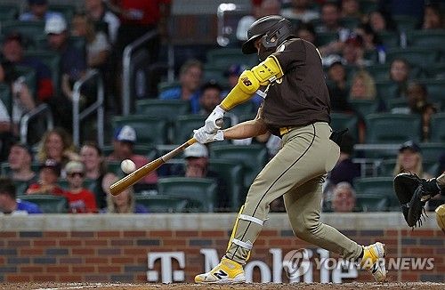 홈런을 날리는 김하성