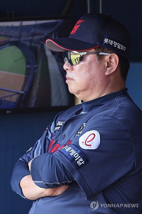 경기 지켜보는 롯데 김태형 감독