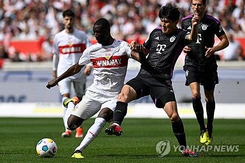 수비하는 김민재