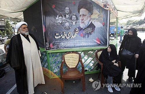 20일(현지시가) 이란 수도 테헤란에서 에브라힘 라이시 대통령의 초상화를 놓고 추도하는 시민들