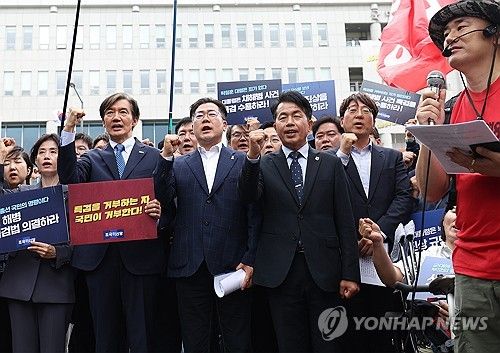 지난 11일 야당 지도부가 대통령실 앞에서 공동 기자회견하는 모습