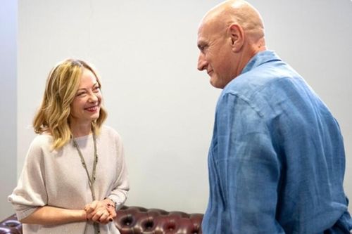 이탈리아로 돌아온 포르티 바라보며 웃는 멜로니 총리