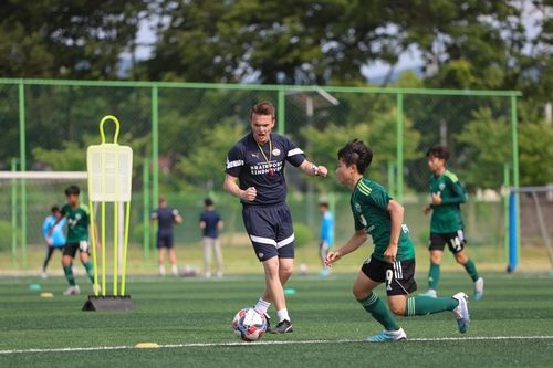 지난해 방한해 전북 유스팀 훈련 진행하던 에인트호번 유스팀 코치진