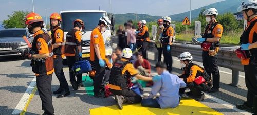 장애인 태운 차량 추돌…8명 다쳐