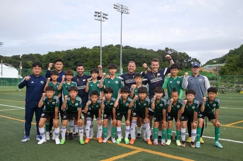 지난해 방한해 전북 유스팀 훈련 진행하던 에인트호번 유스팀 코치진