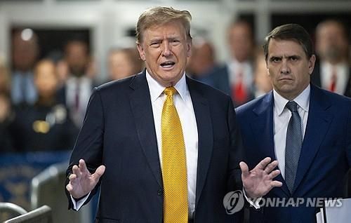 법정 출석 후 취재진에게 발언하는 트럼프