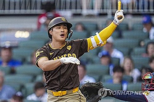 헛스윙하고 아쉬워하는 김하성