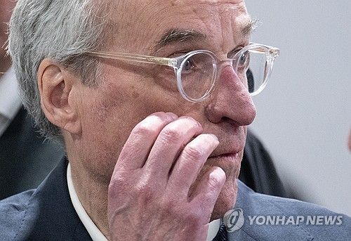 (프랑크푸르트 EPA=연합뉴스) 21일(현지시간) 재판에 출석한 '하인리히 13세 왕자'. 2024.5.21