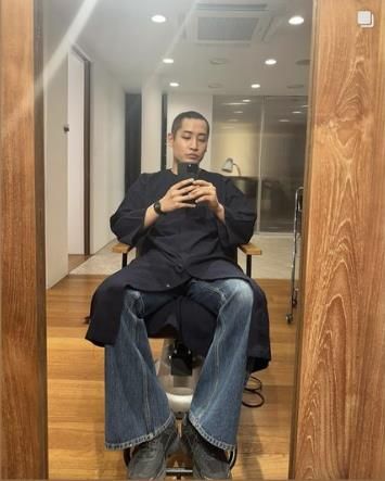 21일 입대를 앞두고 머리를 짧게 자른 가수 박재정