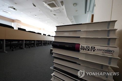 강의실에 쌓인 심장학 이론서