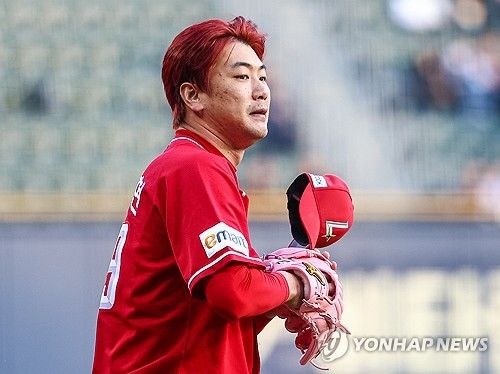 김광현, 분홍글러브에 붉은 머리