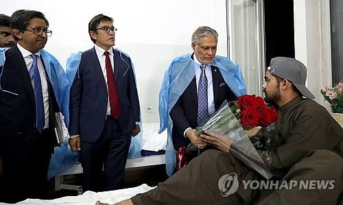 비슈케크 병원에 입원중인 파키스탄 유학생을 방문하는 다르 파키스탄 외교장관(오른쪽에서 두번째)